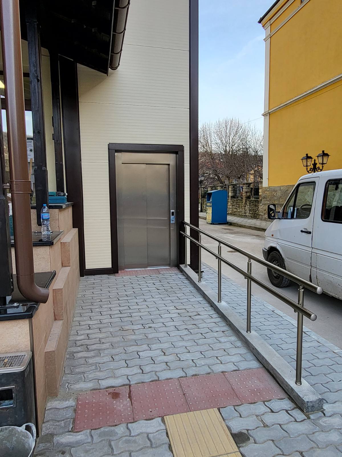 External elevator shaft - view 11