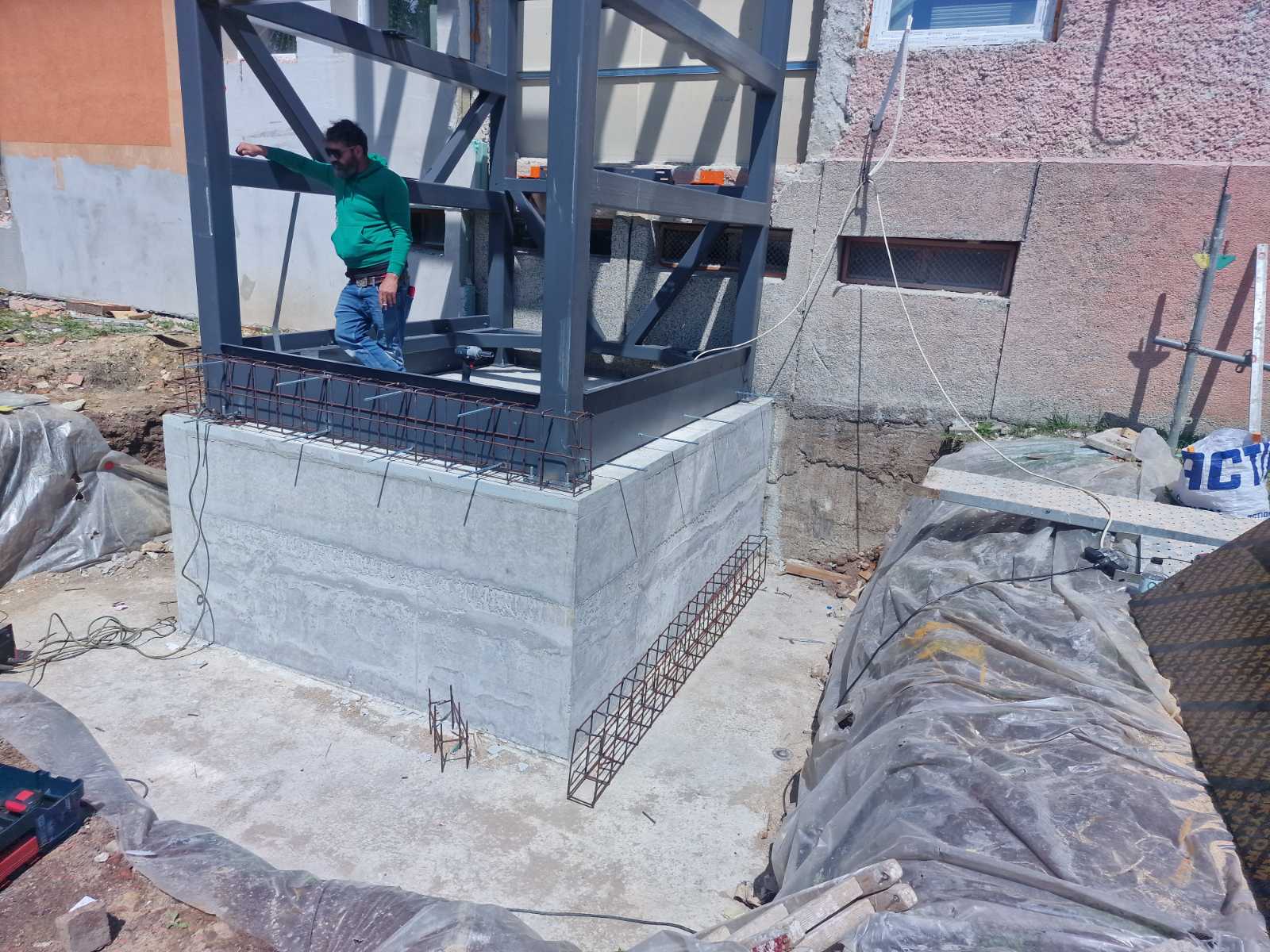 External elevator shaft - view 2