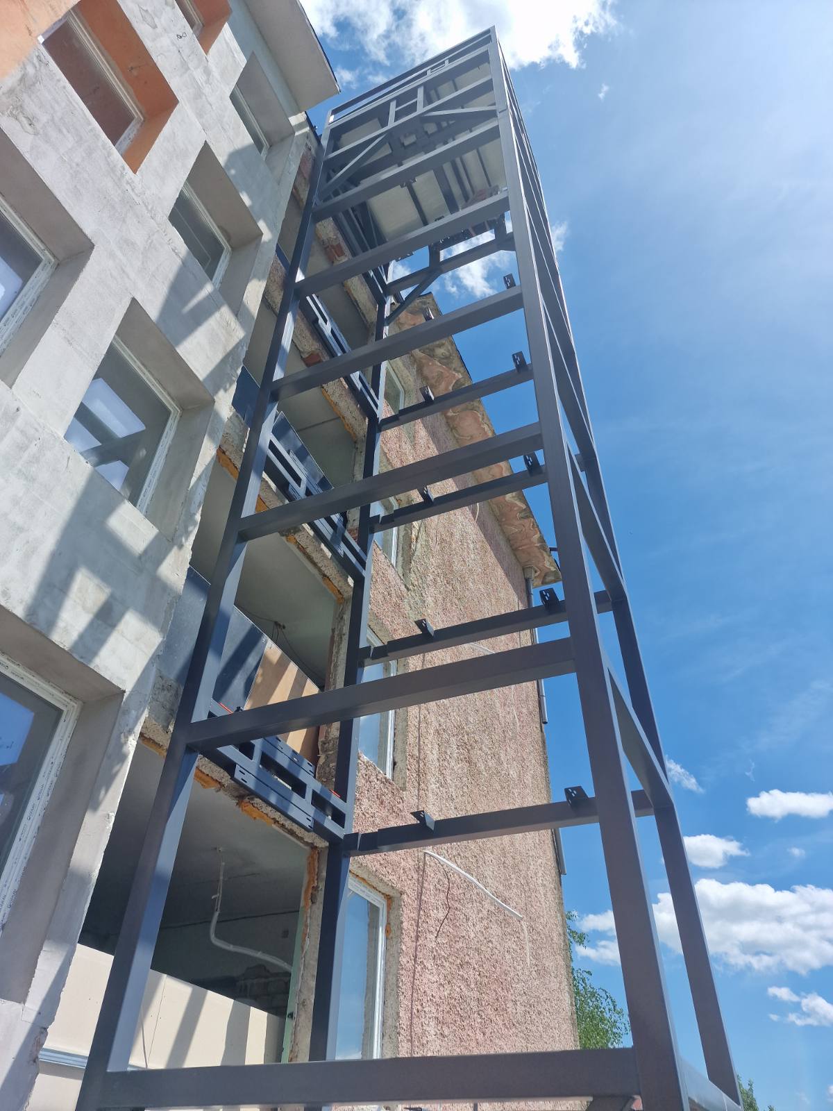 External elevator shaft - view 3