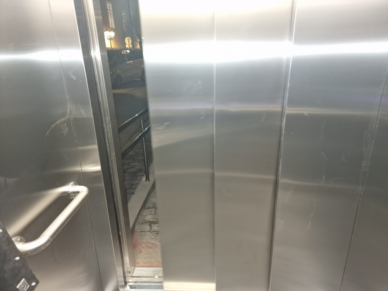 External elevator shaft - view 9